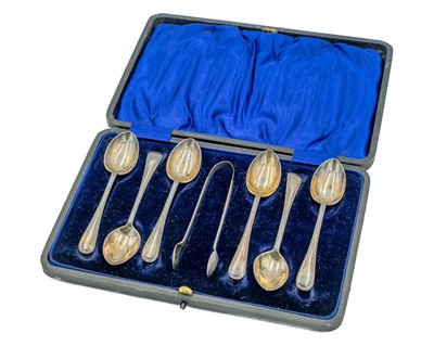 Lot 120 - An Edwardian set of six cased silver teaspoons and sugar tongs by Henry Clifford Davis.