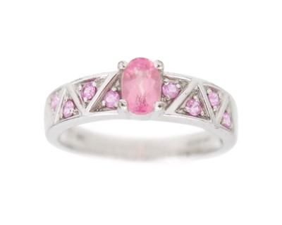 Lot 216 - A 9k white gold ring.