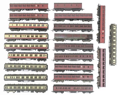 Lot 299 - 'OO’ gauge railway coaches x20.