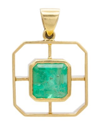 Lot 42 - A good modern 18k emerald set pendant.