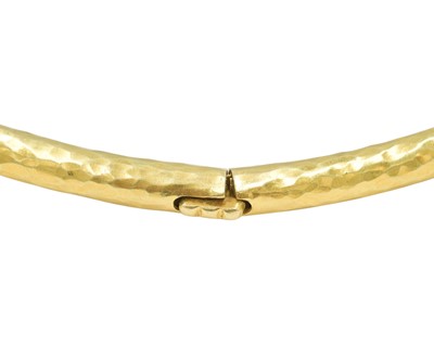 Lot 15 - A modern high-purity gold choker, set with lapis lazuli and diamonds.