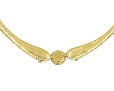 Lot 15 - A modern high-purity gold choker, set with lapis lazuli and diamonds.