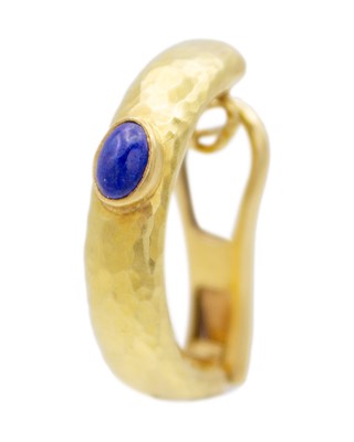 Lot 16 - A modern high-purity gold lapis lazuli set half-hoop earring.