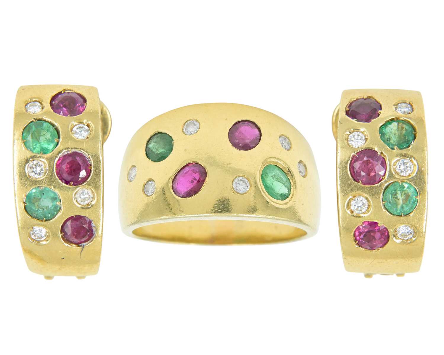 Lot 66 - A modern high-purity gold etoile set diamond, emerald and ruby set band ring and earring suite.