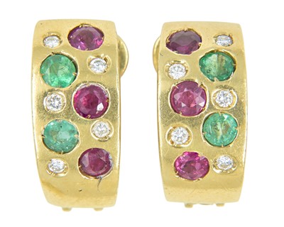 Lot 66 - A modern high-purity gold etoile set diamond, emerald and ruby set band ring and earring suite.