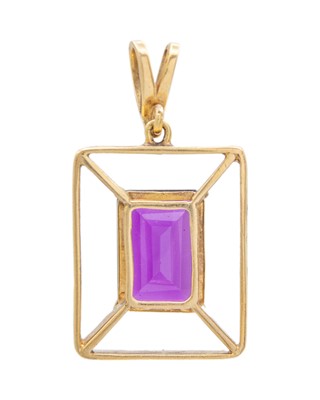 Lot 18 - A gold rectangular step-cut amethyst set pendant.