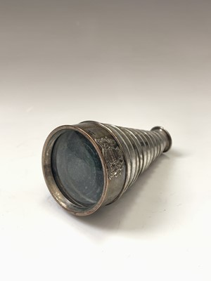 Lot 206 - An Early 19th century nine draw opera-glass by...