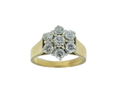 Lot 72 - An 18k diamond cluster ring.
