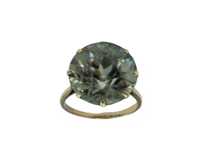 Lot 81 - A pale green round-cut zircon cocktail ring, set in yellow gold.