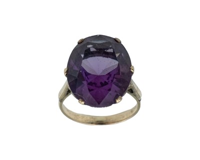 Lot 78 - An oval purple colour-change synthetic sapphire cocktail ring, set in rose gold.