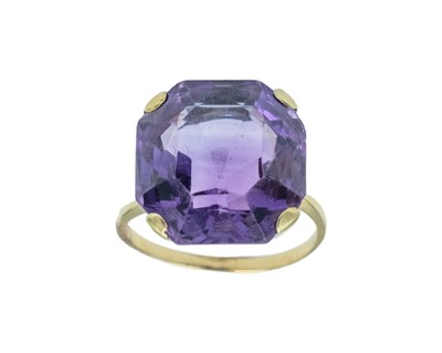 Lot 71 - An amethyst cocktail ring, set in yellow gold.