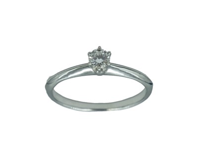 Lot 105 - TIFFANY & CO - A 0.23ct diamond solitaire ring, set in .950 platinum.