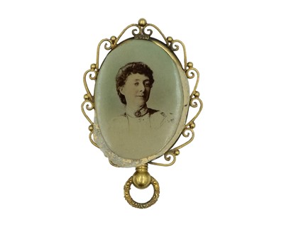 Lot 84 - A 15k yellow gold oval glazed locket pendant.