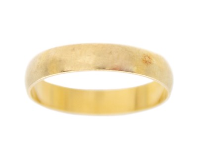 Lot 117 - An 18k yellow gold ring.