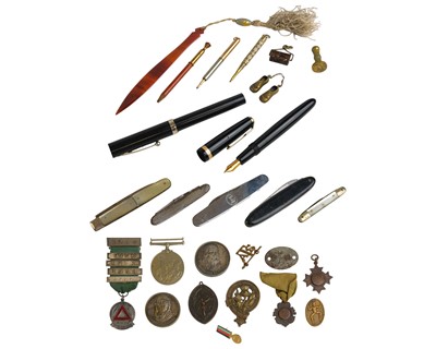 Lot 16 - A Georgian silver and mother-of-pearl folding fruit knife.