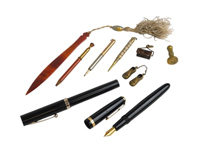 Lot 16 - A Georgian silver and mother-of-pearl folding fruit knife.