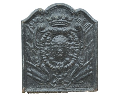 Lot 104 - An 18th century cast iron fire back with armorial.