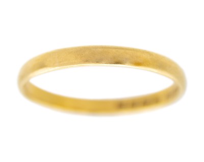 Lot 129 - A 22k hallmarked gold band ring.