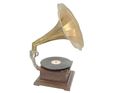 Lot 432 - An oak cased table top gramaphone.