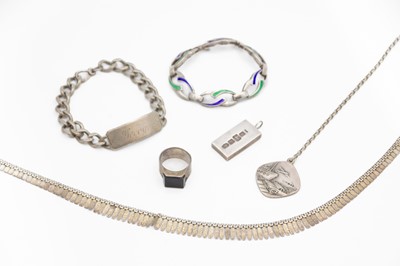 Lot 233 - A selection of silver and white metal jewellery.