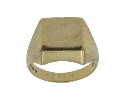 Lot 125 - A 9k hallmarked gold large gentleman's signet ring.