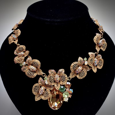 Lot 2490 - A filigree flowerhead necklace