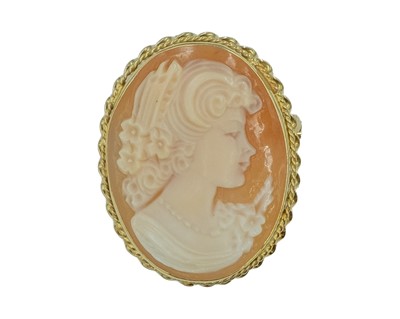 Lot 149 - A modern 18k mounted shell cameo brooch/pendant.