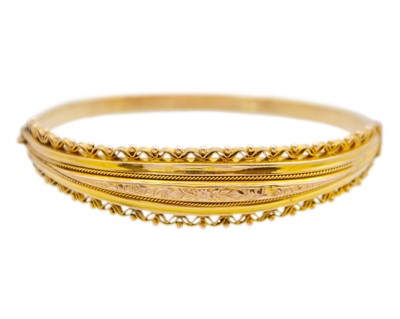 Lot 142 - An early 20th-century 9k hallmarked gold hinged bangle.