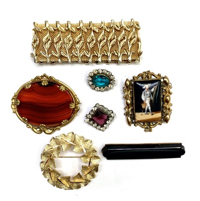 Lot 2508 - A Victorian gilt mounted oval agate brooch...