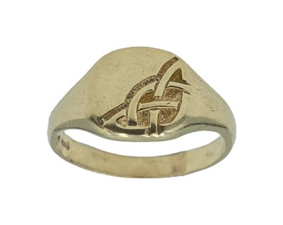 Lot 154 - A 9k hallmarked gold gentleman's signet ring.