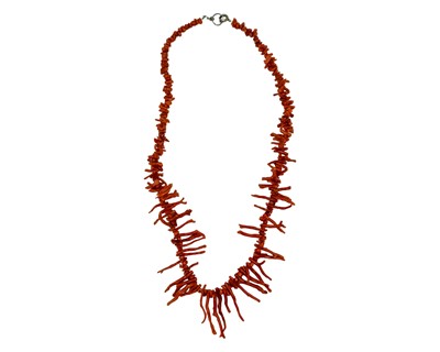 Lot 174 - A red coral branch fringe necklace