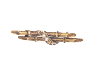 Lot 191 - A Victorian 15k split seed pearl set bar brooch.