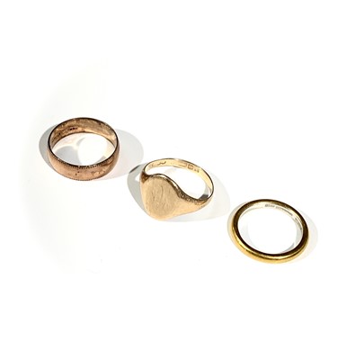Lot 2516 - A 22ct gold ring 3.9g, together with a 9ct...