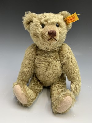 Lot 595 - A Steiff bear. Golden fur, glass eyes,...