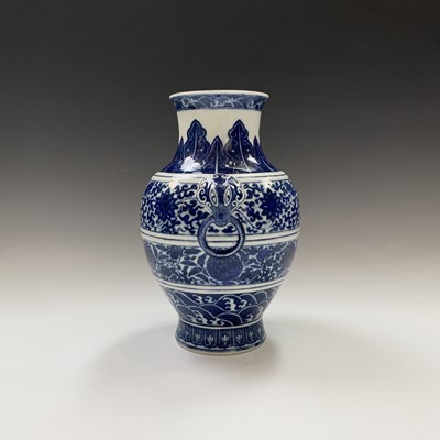Lot 32 - A Chinese blue and white porcelain archaistic...