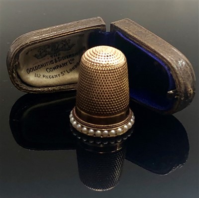 Lot 2550 - A fine 18ct gold (unmarked) thimble with a...
