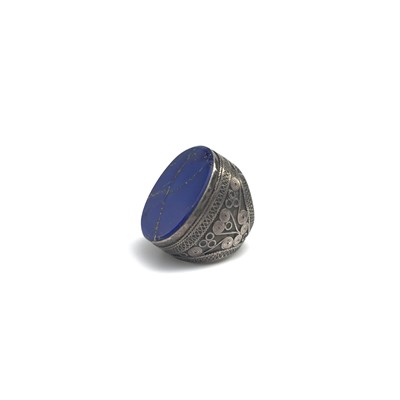 Lot 2563 - A chunky silver ring set with lapis.