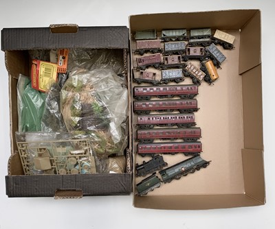 Lot 423 - Triang TT & OO Gauge - 3 boxes comprising: Box...