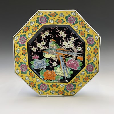 Lot 240 - A Chinese porcelain octagonal charger, early...