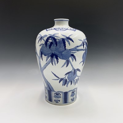 Lot 264 - A Chinese blue and white meiping vase, early...