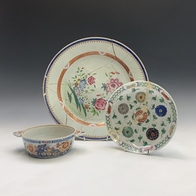 Lot 266 - A large Chinese famille rose charger, 18th...