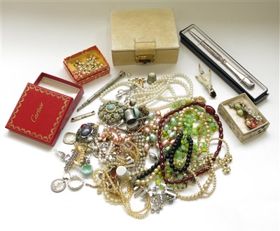 Lot 2527 - Costume jewellery etc.