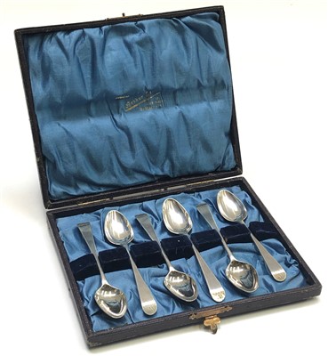 Lot 2102 - A set of six Georgian silver Old English...