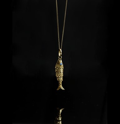 Lot 525 - An 18ct articulated gold fish, set with...