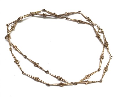 Lot 2603 - A 9ct gold naturalistic link necklace, 25.5g.