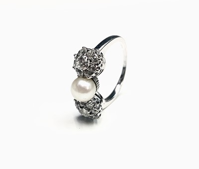 Lot 672 - An exquisite white gold ring set a central...