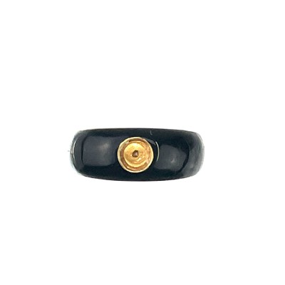 Lot 141 - An 18ct gold and black enamel mourning ring.