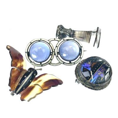 Lot 27 - A chalcedony and enamel silver brooch.