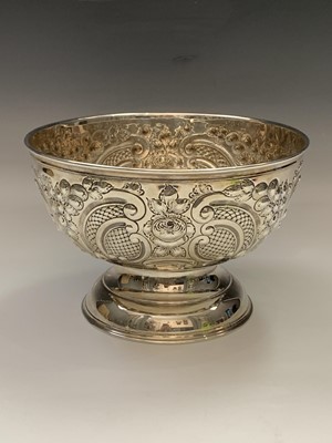 Lot 122 - A handsome large footed Edwardian bowl with...