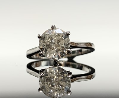 Lot 615 - A 1.94ct round brilliant cut diamond ring set...